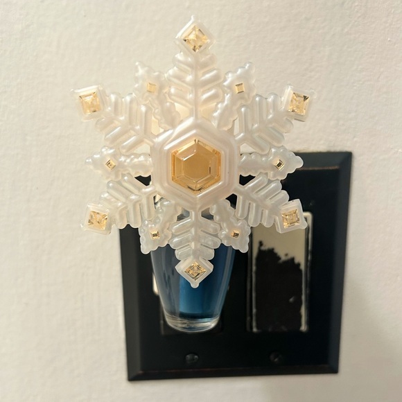 Bath and Body Works Gold and Cream Winter Snowflake Wallflower Plug In - Picture 4 of 8